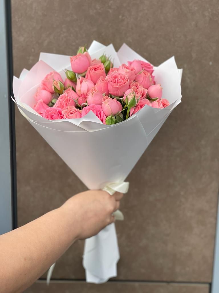 Букет из 9 кустовых розовых роз в розовой пленке